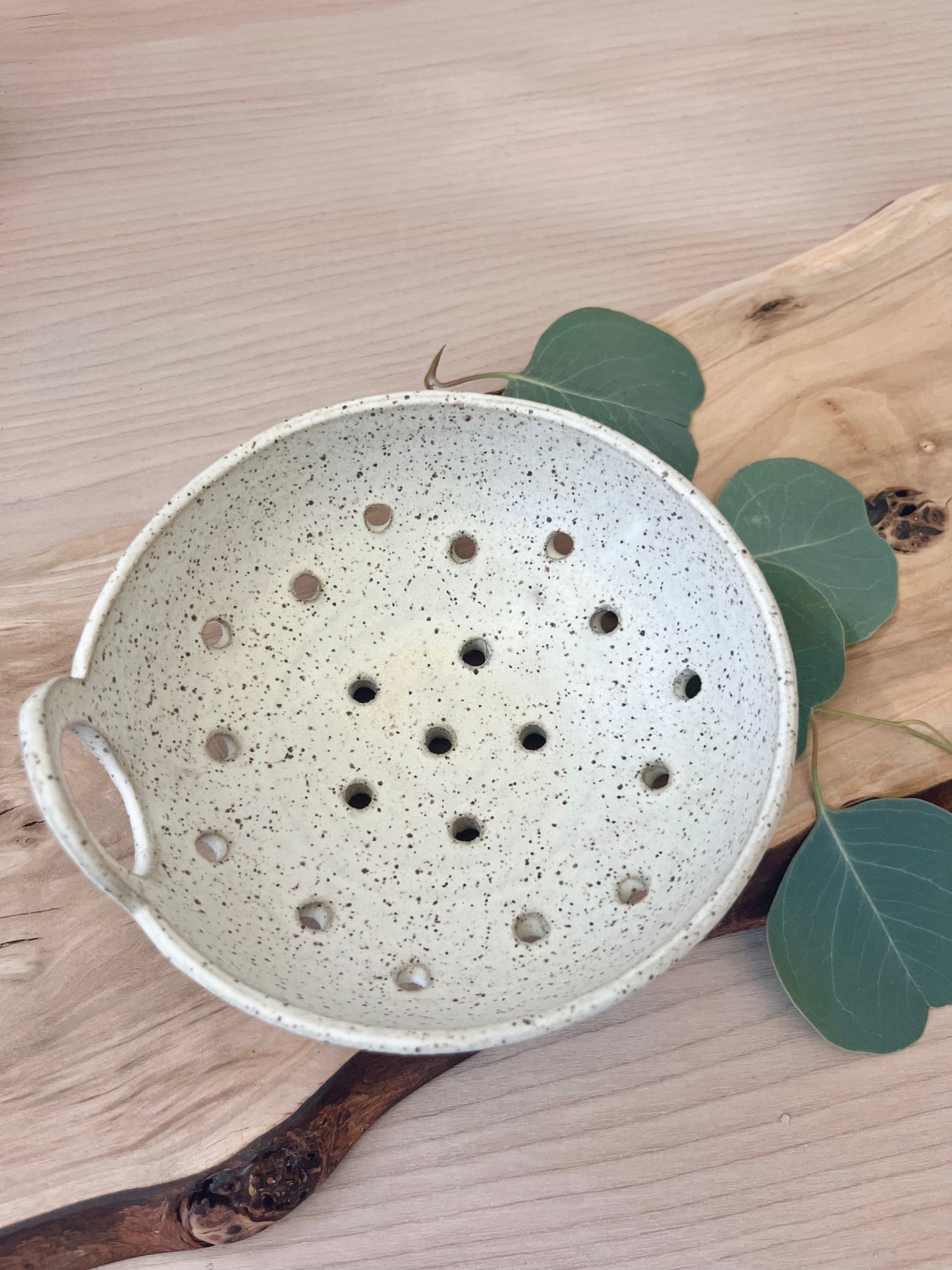 Berry bowl with handle