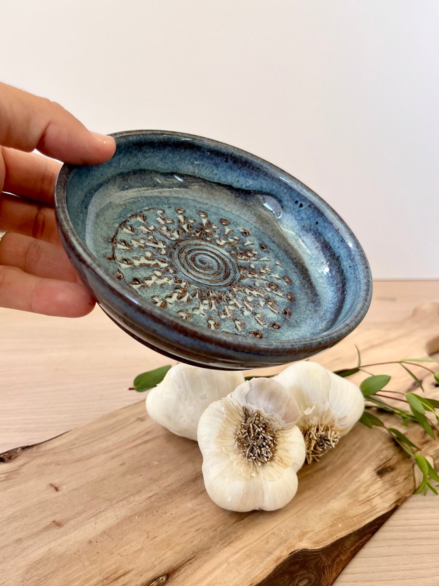 Garlic grater dish