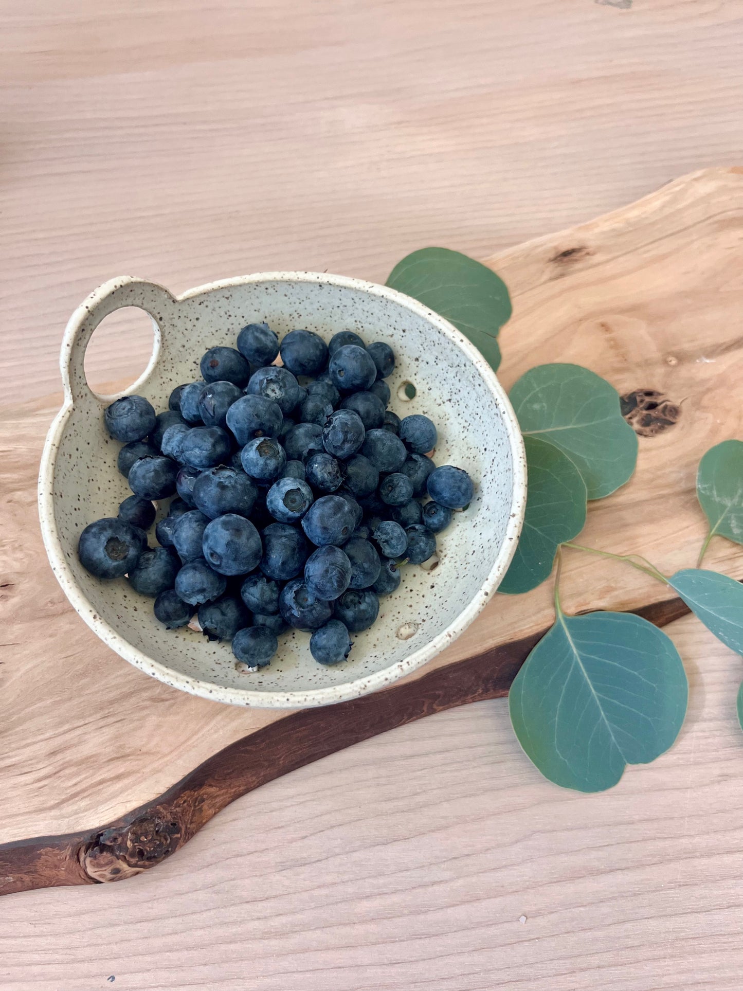 Berry bowl with handle