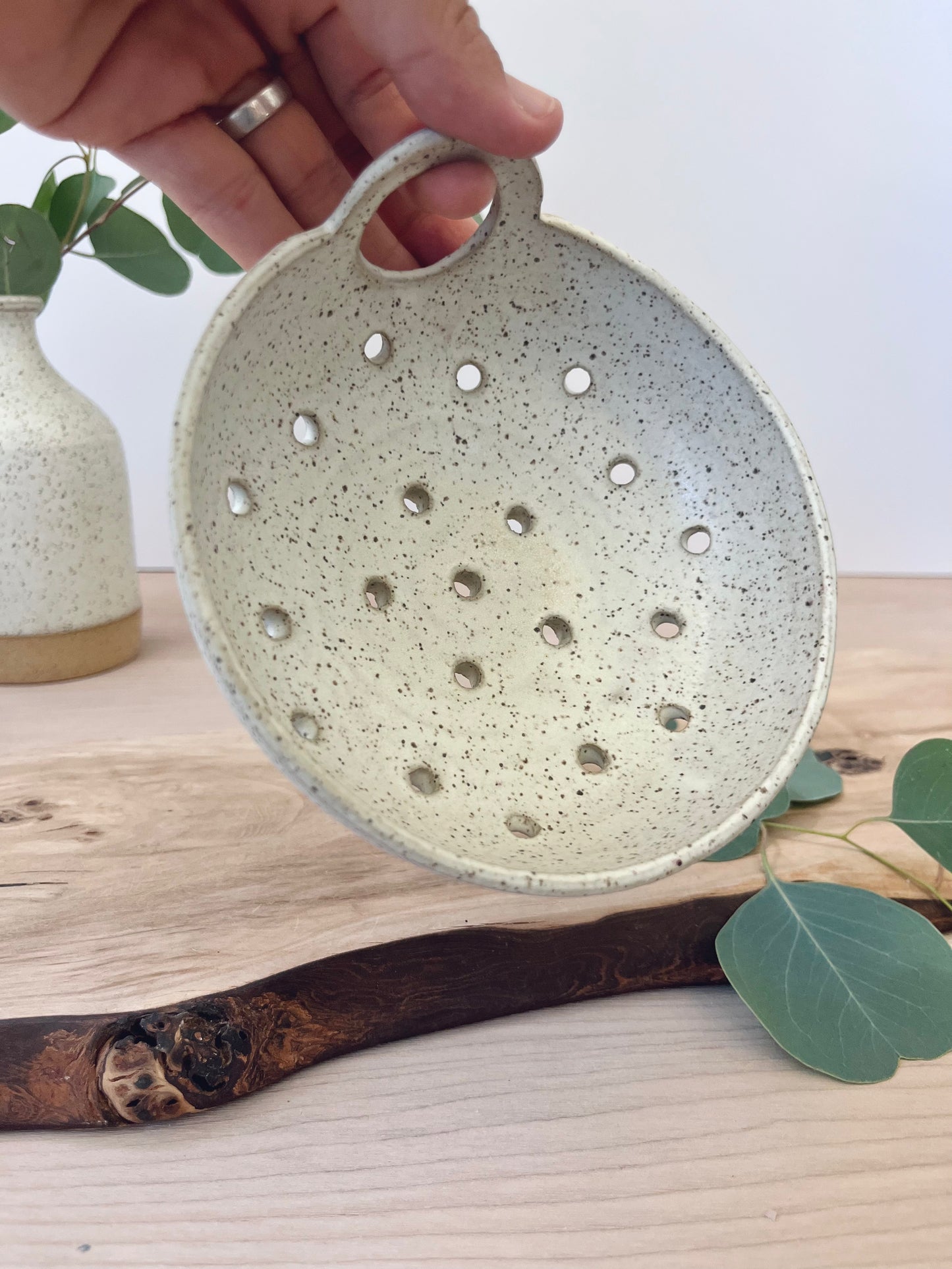 Berry bowl with handle