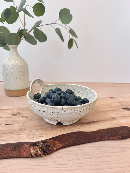 Berry bowl with handle