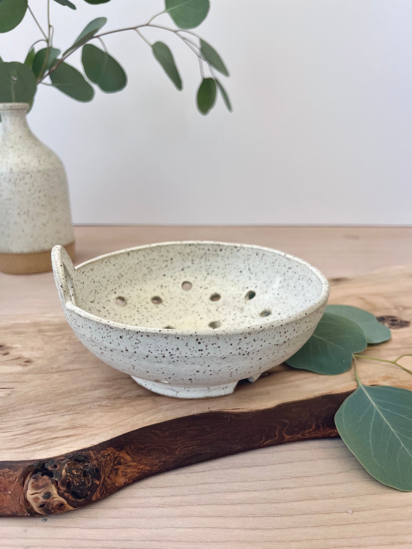 Berry bowl with handle