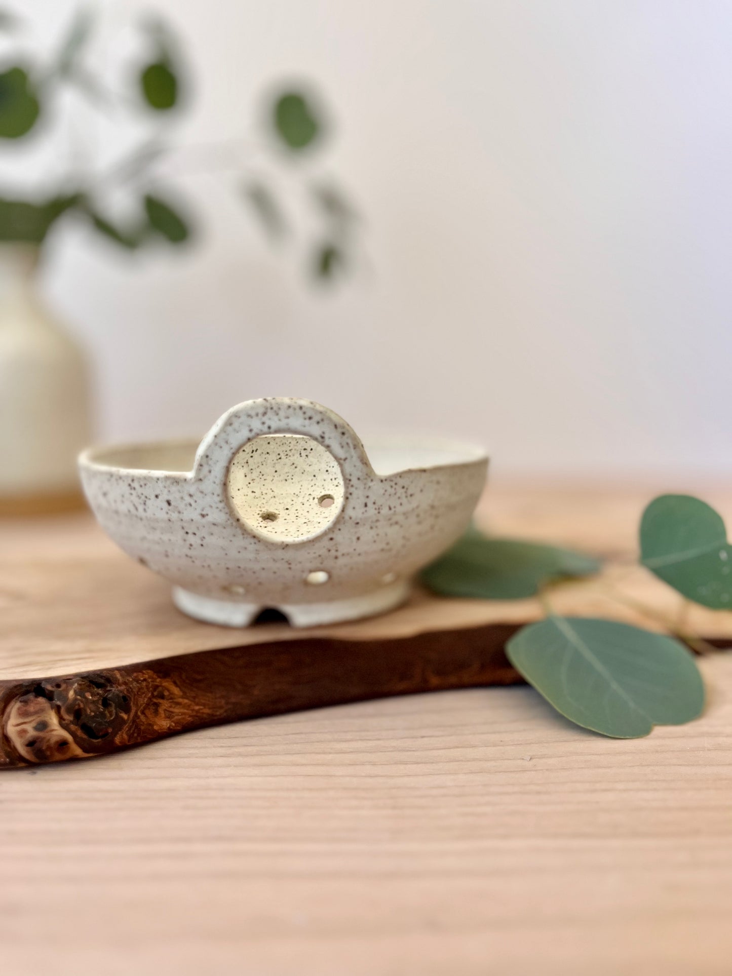 Berry bowl with handle